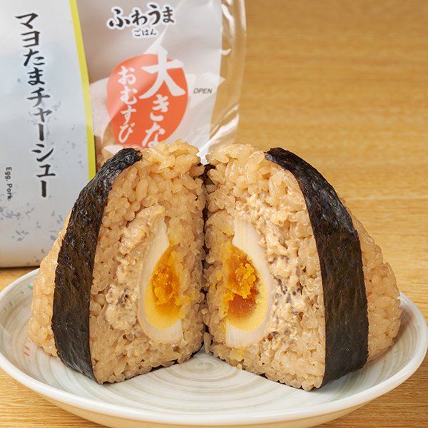 ファミリーマートの大きなおむすび マヨたまチャーシューを比較する。税込価格：358円、カロリー：357kcal、1円あたりカロリー：1.00kcal/円、たんぱく質：8.9g、1円あたりたんぱく質：0.02g/円、脂質：8.7g、炭水化物：61g、食塩相当量：2.4g。定番手巻の1.5倍※の重量の「大きなおむすび」商品です。1/2カットした半熟の煮たまごのコクと、チャーシューの旨みで、食べ応えのある一品に仕上げました。アレルギー：小麦、卵、乳成分、さば、大豆、豚肉、りんご。
