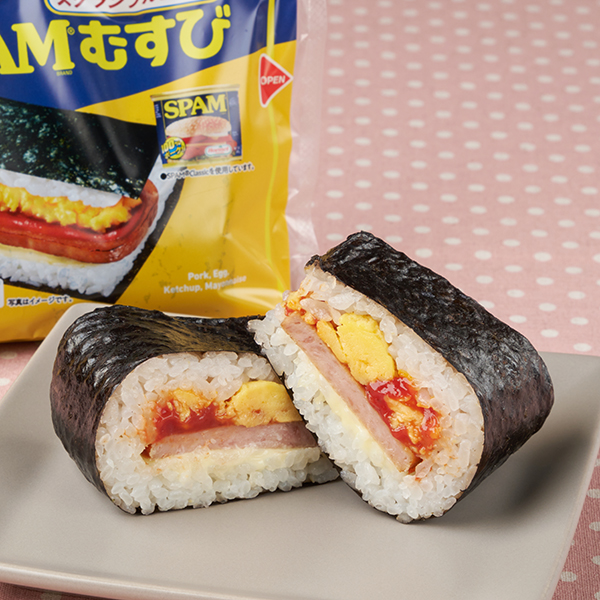 ファミリーマートのSPAM®むすび スクランブルエッグを比較する。税込価格：398円、カロリー：345kcal、1円あたりカロリー：0.87kcal/円、たんぱく質：8.8g、1円あたりたんぱく質：0.02g/円、脂質：14.8g、炭水化物：44.7g、食塩相当量：1.6g。スクランブルエッグと、酸味と甘みのあるケチャップソースとマヨネーズを一緒に挟んだSPAM®むすびです。アレルギー：小麦、卵、乳成分、さば、大豆、豚肉、りんご、ゼラチン。