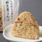 ファミリーマートのもち麦 新生姜こんぶ。税込価格：165円、カロリー：177kcal、たんぱく質：3.4g、脂質：1.5g、炭水化物：38.7g、食塩相当量：1.6g。もち麦入りごはんに、新生姜と、昆布を混ぜ込みました。アレルギー：小麦、卵、ごま、さば、大豆。