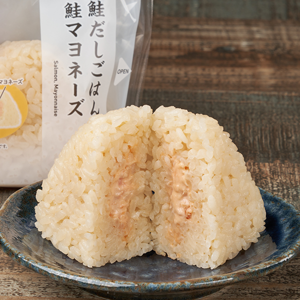 ファミリーマートの鮭だしごはん 鮭マヨネーズおむすび。税込価格：158円、カロリー：194kcal、たんぱく質：3.2g、脂質：3.6g、炭水化物：37.6g、食塩相当量：0.9g。醤油や鮭だしなどを入れて炊いた、炊き込みごはんのおむすびです。中には鮭だしやたまり醤油ベースのタレなどで味付けしたマヨソースが入っています。アレルギー：小麦、卵、さけ、大豆、りんご。