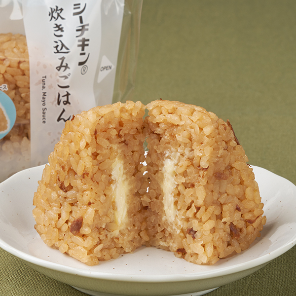 ファミリーマートのシーチキン®炊き込みごはんおむすび。税込価格：158円、カロリー：215kcal、たんぱく質：3.6g、脂質：5.4g、炭水化物：38.1g、食塩相当量：1.3g。シーチキン®や和風だしなどを入れて炊いた、炊き込みごはんおむすびです。中にはほのかに甘いマヨソースが入っています。アレルギー：小麦、卵、さば、大豆、りんご。
