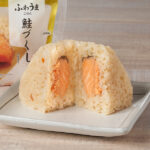 鮭づくしおむすび ファミリーマート だし醤油タレを塗って焼き上げた銀鮭切身と、鮭だしや醤油タレと和えた鮭フレークを、鮭フレーク入りのご飯で包んだ、鮭づくしなおむすび。