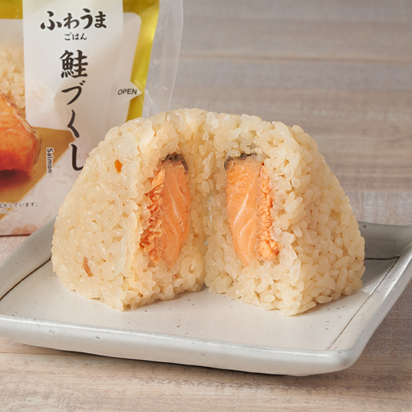 鮭づくしおむすび ファミリーマート だし醤油タレを塗って焼き上げた銀鮭切身と、鮭だしや醤油タレと和えた鮭フレークを、鮭フレーク入りのご飯で包んだ、鮭づくしなおむすび。