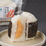 ファミリーマートの直巻 明太子マヨネーズを比較する。税込価格：198円、カロリー：212kcal、1円あたりカロリー：1.07kcal/円、たんぱく質：3.4g、1円あたりたんぱく質：0.02g/円、脂質：4.4g、炭水化物：40.3g、食塩相当量：1.2g。粒感のある明太子とマヨネーズを合わせたおむすびです。アレルギー：小麦、卵、大豆、ゼラチン。