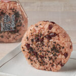 ファミリーマートの赤飯おむすびを比較する。税込価格：198円。北海道産小豆を使用した赤飯です。