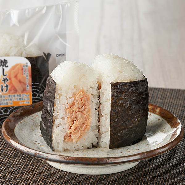 ファミリーマートの直巻 焼しゃけを比較する。税込価格：198円、カロリー：186kcal、1円あたりカロリー：0.94kcal/円、たんぱく質：4.5g、1円あたりたんぱく質：0.02g/円、脂質：1.5g、炭水化物：38.9g、食塩相当量：1.2g。香ばしく焼き上げた鮭のほぐし身を包んだおむすびです。アレルギー：小麦、さけ、大豆。