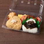 ファミリーマートの【東北・関東】おむすびおかずセット（昆布・ツナマヨネーズ）を比較する。税込価格：498円、カロリー：470kcal、1円あたりカロリー：0.94kcal/円、たんぱく質：14.3g、1円あたりたんぱく質：0.03g/円、脂質：9g、炭水化物：83.6g、食塩相当量：2.8g。昆布としょうゆごはんの味飯おむすびと、人気のおかずのセットです。おかずは、から揚げ・ハンバーグ・たまご焼き・焼きそばを組み合わせました。アレルギー：小麦、卵、乳成分、牛肉、ごま、さば、大豆、鶏肉、豚肉、もも、りんご。