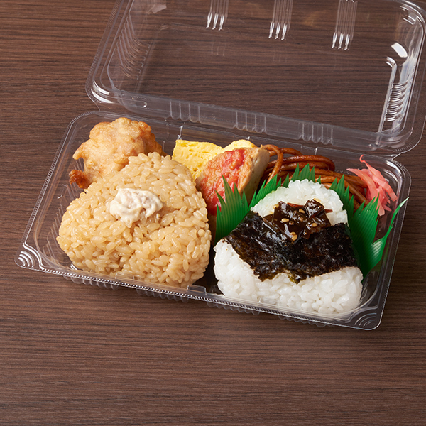 ファミリーマートの【東北・関東】おむすびおかずセット（昆布・ツナマヨネーズ）を比較する。税込価格：498円、カロリー：470kcal、1円あたりカロリー：0.94kcal/円、たんぱく質：14.3g、1円あたりたんぱく質：0.03g/円、脂質：9g、炭水化物：83.6g、食塩相当量：2.8g。昆布としょうゆごはんの味飯おむすびと、人気のおかずのセットです。おかずは、から揚げ・ハンバーグ・たまご焼き・焼きそばを組み合わせました。アレルギー：小麦、卵、乳成分、牛肉、ごま、さば、大豆、鶏肉、豚肉、もも、りんご。