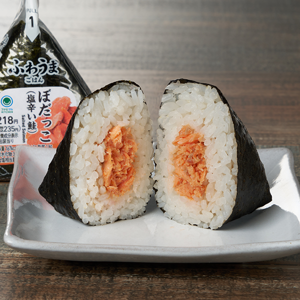ファミリーマートの【秋田県】手巻 ぼだっこ（塩辛い鮭）を比較する。税込価格：235円。「ぼだっこ」とは秋田の方言で塩辛い鮭のことを言います。塩味をきかせた紅鮭のほぐし身を中具に使用したご飯の食べ進みが良いおむすびです。
