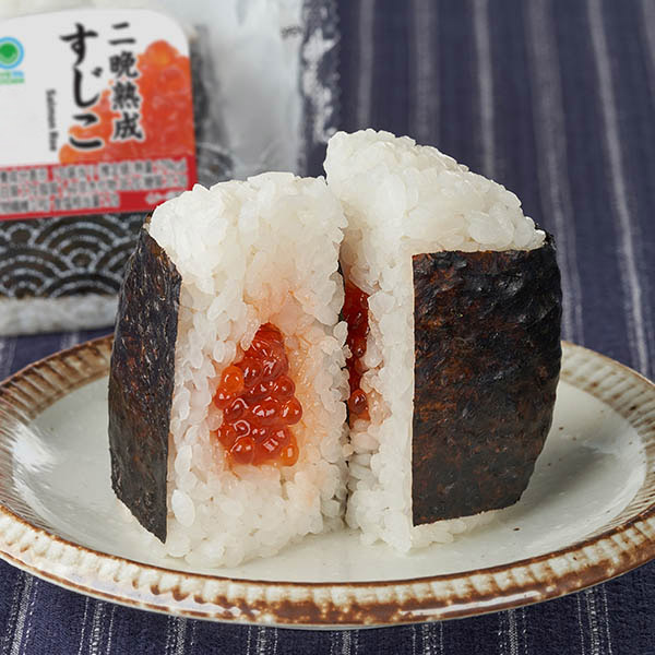 ファミリーマートの【東北】直巻 二晩熟成すじこを比較する。税込価格：258円。二晩熟成させた旨みのある紅鮭すじこを使用したおむすびです。