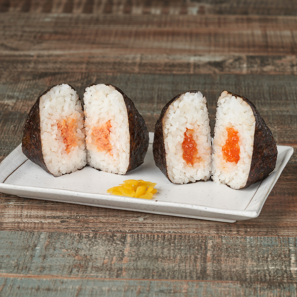 ファミリーマートの【東北】おむすび2個セット（鮭・すじこ）を比較する。税込価格：420円。銀鮭のフレークのおむすびと二晩熟成した塩漬けのすじこのおむすびを漬物とともにセットしました。