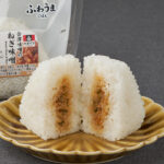 ファミリーマートの【東北】会津味噌のねぎ味噌おむすび。税込価格：170円。福島県の「会津天宝味噌」の長期熟成した赤味噌とねぎなどを炒め、かつお節エキス、しょうゆもろみたれのコク、本みりんなどで仕立てたおかず味噌を具材にしたおむすびです。