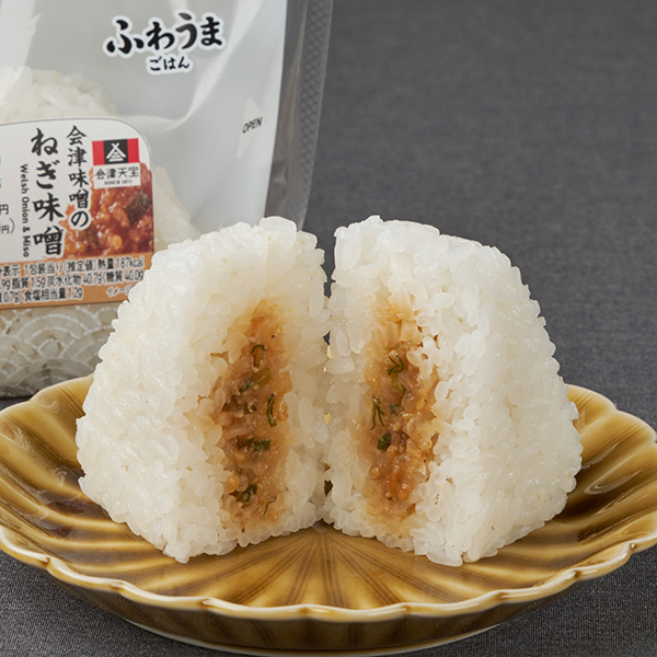 ファミリーマートの【東北】会津味噌のねぎ味噌おむすび。税込価格：170円。福島県の「会津天宝味噌」の長期熟成した赤味噌とねぎなどを炒め、かつお節エキス、しょうゆもろみたれのコク、本みりんなどで仕立てたおかず味噌を具材にしたおむすびです。