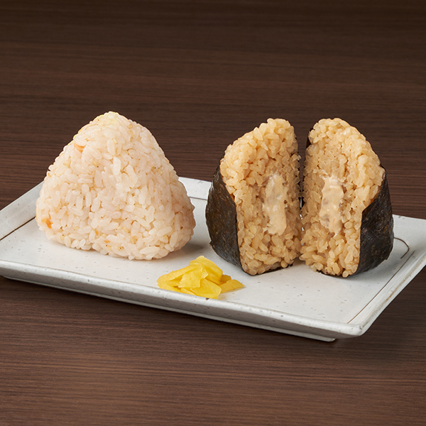 ファミリーマートの【東北】おむすび2個セット（鮭ごま・和風ツナマヨネーズ）を比較する。税込価格：355円。鮭フレークとごまを混ぜた鮭ごまと和風ツナマヨネーズのおむすびを漬物とともにセットしました。