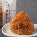 ファミリーマートの【東北】焼おむすびを比較する。税込価格：198円。旨みのある醤油ダレを全面に塗り、炙り焼した香ばしい風味の焼おむすびです。