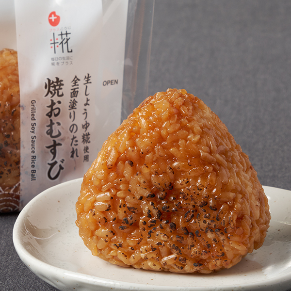 ファミリーマートの【東北】焼おむすびを比較する。税込価格：198円。旨みのある醤油ダレを全面に塗り、炙り焼した香ばしい風味の焼おむすびです。