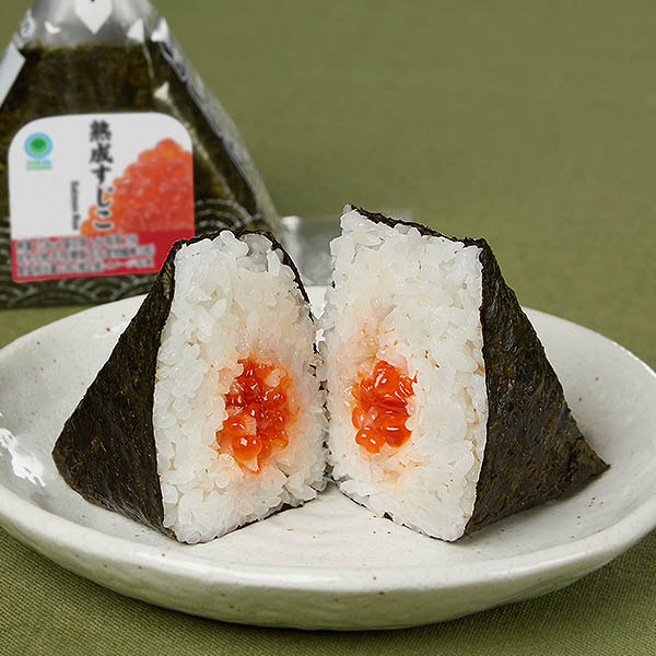 ファミリーマートの【北海道】手巻 熟成すじこを比較する。税込価格：248円。地区で人気の魚卵を具にしたおむすびです。昆布だしやかつおエキスにより、凝縮した旨みの調味液に一晩漬けこみ、熟成した鮭すじこを使用しました。