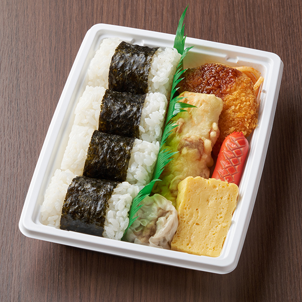 ファミリーマートの【北海道】俵おむすびとおかずセットを比較する。税込価格：450円。俵型おむすびとおかずのセットです。おかずは、赤ウインナー・ちくわ天・コロッケ・シュウマイ・ナポリタンです。