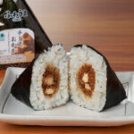 ファミリーマートの【北海道】手巻 チーズおかかを比較する。税込価格：230円。チーズに醤油味のおかかをまぶしたおむすびです。