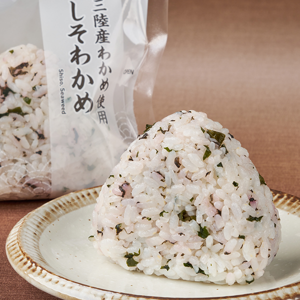 ファミリーマートの【東北】しそわかめおむすび（三陸産わかめ使用）を比較する。税込価格：180円。国産のしそと、細かく刻んだ三陸産わかめを混ぜ込んだ、さっぱりとした酸味と塩味のバランスの良い風味豊かな混ぜご飯おむすびです。