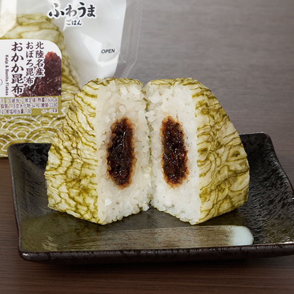 【北陸】おぼろ昆布おむすび（おかか昆布） ファミリーマート 北陸地方でおなじみのおぼろ昆布シートで包んだ仕立てのおむすびです。ご飯の進む甘辛い味付けの昆布佃煮とおかかを中具に包みました。