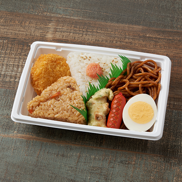 ファミリーマートの【北陸】おむすび&焼そばセット 炊き込みご飯・明太子を比較する。税込価格：450円。炊き込みご飯と明太子の2種類のおむすびに焼そばと人気のおかずを組み合せたおむすびセットです。おかずは、赤ウインナー・コロッケ・ちくわ磯辺天・ゆでたまごです。