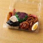 ファミリーマートの【東海】おむすび&焼そばセットを比較する。税込価格:460円。三島食品の「ゆかり®」と「シーチキン®マヨネーズ」のおむすびに、焼そばと人気のおかずを組み合わせたおむすびセットです。おかずは、鶏つくね・ゆでたまご・コロッケ・赤ウインナーです。