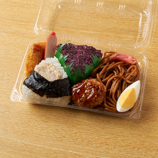 ファミリーマートの【東海】おむすび&焼そばセットを比較する。税込価格：460円。三島食品の「ゆかり®」と「シーチキン®マヨネーズ」のおむすびに、焼そばと人気のおかずを組み合わせたおむすびセットです。おかずは、鶏つくね・ゆでたまご・コロッケ・赤ウインナーです。