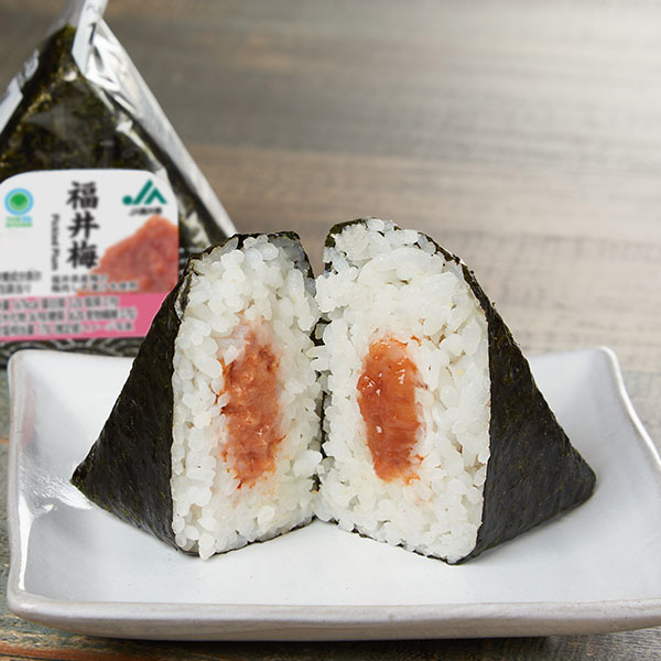 ファミリーマートの【北陸】手巻 福井梅を比較する。税込価格：208円。地域ブランドの福井梅を使用した、北陸地方で定番の人気商品です。梅の酸味をしっかり感じられます。