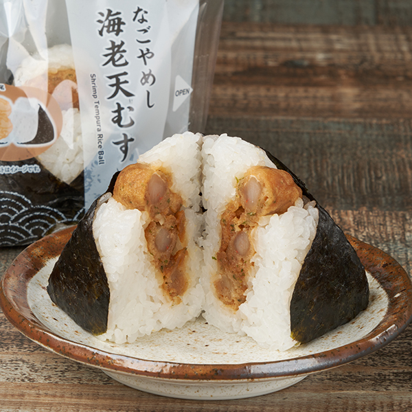 海老天むす ファミリーマート 「なごやめし」として人気の天むす。醤油・あおさ・コショウでしっかり味付けをした海老天を2尾入れた商品。
※静岡県（東部）では取り扱いなし。
