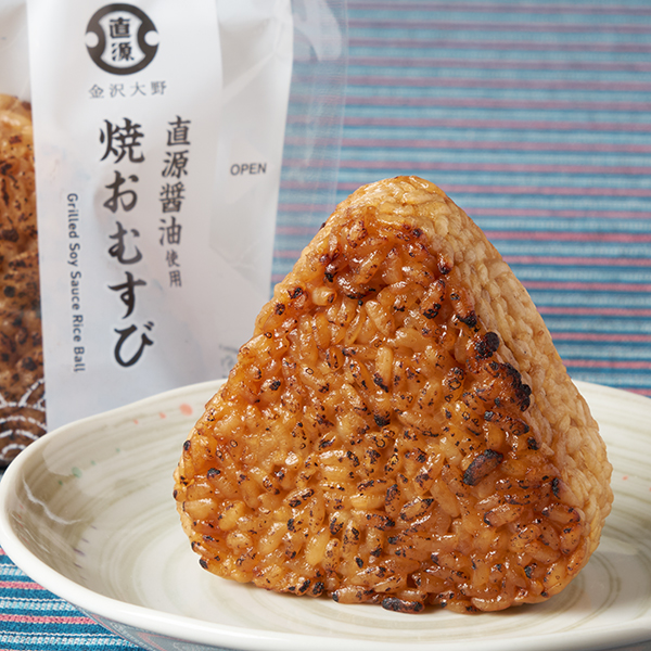 ファミリーマートの【北陸】焼おむすび（直源醤油使用）を比較する。税込価格：198円。石川県金沢市大野町の醤油メーカー「直源醤油」の丸大豆醤油を使用した焼おむすびです。醤油ダレを塗って炙り焼きにすることで、香ばしさとしっかりとした醤油の味、「直源醤油」ならではの柔らかな甘みを感じられます。