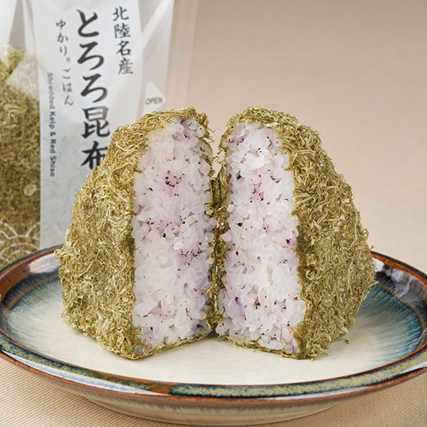 ファミリーマートの【北陸】とろろ昆布おむすび ゆかり®ごはんを比較する。税込価格：258円。三島食品の「ゆかり®」を混ぜ込んだごはんにふわふわのとろろ昆布をまぶしたおむすびです。口の中で溶け混ざる旨みと食感が楽しい商品です。