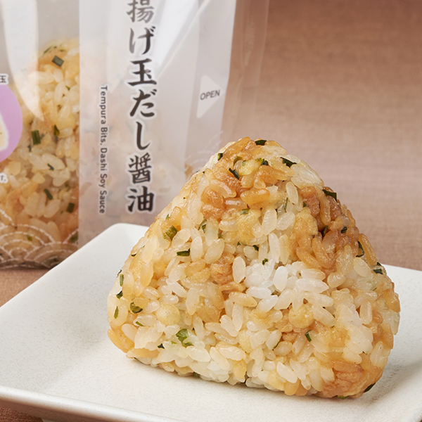 ファミリーマートの【東海】揚げ玉だし醤油ごはんおむすび。税込価格：168円。だし醤油とねぎの風味が天かすとごはんに染み込んだおむすびです。