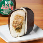 ファミリーマートの【九州】ぎょらん亭監修 ばくだん唐揚げ高菜チャーシューマヨおむすびを比較する。税込価格：390円。北九州のラーメン店「ぎょらん亭」監修のおむすびです。中具にから揚げ・高菜・チャーシューマヨが入った丸いおむすびです。