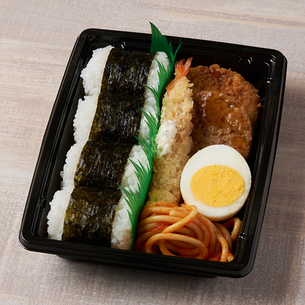 ファミリーマートの【九州】俵おむすびセットを比較する。税込価格：505円。俵型のおむすびとおかずのセットです。おかずは海老フライ・ハンバーグ・ゆでたまご・コロッケ・ナポリタンスパゲッティを詰めました。