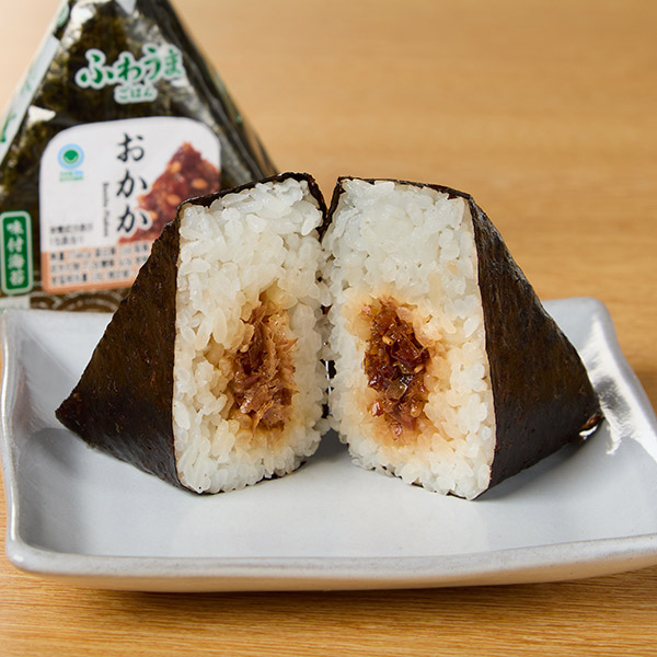ファミリーマートの【東海、中国・四国、九州】味付海苔 おかかを比較する。税込価格：198円。地域で好まれる味付海苔を使用したおむすびです。かつおだし・みりん・三温糖で味付けしたおかかを包みました。