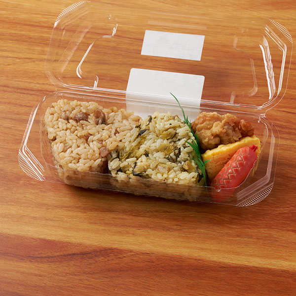 ファミリーマートの【九州】鶏めし&辛子高菜おむすびセットを比較する。税込価格：450円。鶏めしと辛子高菜おむすびを組み合せたおむすびセットです。おかずにウインナー・たまご焼き・あごだしから揚げを詰めました。