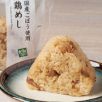 ファミリーマートの【九州】鶏めしおむすびを比較する。税込価格：185円。鶏肉とごぼうを九州醤油や三温糖で味付した、九州でなじみのある鶏めしのおむすびです。