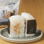 ファミリーマートの【九州】直巻 塩さばを比較する。税込価格：198円。焼きほぐした塩さばをごはんで包み、海苔で巻いたおむすびです。