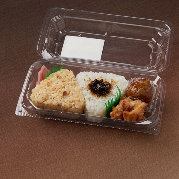 ファミリーマートの【中国・四国】おむすびとおかずセットを比較する。税込価格：438円。炊き込みごはんとこんぶのおむすびに、肉団子とから揚げを組み合わせたおむすびセットです。