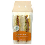 セブンイレブンのハムカツたまごサンドを比較する。税込価格：313円、カロリー：371kcal、1円あたりカロリー：1.18kcal/円、たんぱく質：10.4g、1円あたりたんぱく質：0.03g/円、脂質：19.7g、炭水化物：38.9g、糖質：36.9g、食物繊維：2g、食塩相当量：2.1g。たまごサラダとジューシーなハムカツに濃厚なソースを組み合わせました。アレルギー：卵、乳、小麦。