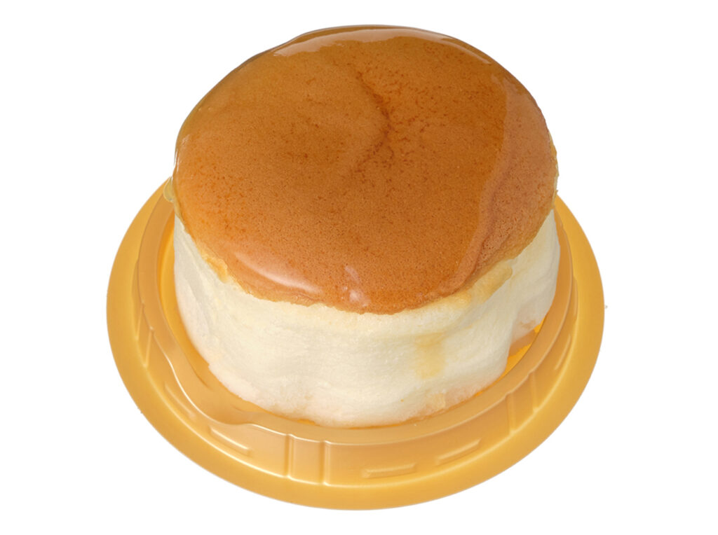 セブンイレブンの７プレミアム カマンベールチーズスフレ ３号を比較する。税込価格：408円、カロリー：321kcal、1円あたりカロリー：0.79kcal/円、たんぱく質：8.1g、1円あたりたんぱく質：0.02g/円、脂質：13g、炭水化物：43.1g、糖質：42.6g、食物繊維：0.5g、食塩相当量：0.6g。カマンベールチーズのコクのある味わいに、ふんわりしっとりとした食感を楽しめる３号サイズのスフレチーズケーキです。アレルギー：卵、乳、小麦。