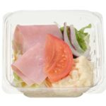 セブンイレブンのハムとポテトのサラダを比較する。税込価格：246円、カロリー：73kcal、1円あたりカロリー：0.30kcal/円、たんぱく質：2.3g、1円あたりたんぱく質：0.01g/円、脂質：4.3g、炭水化物：7.1g、糖質：5.5g、食物繊維：1.6g、食塩相当量：0.4g。様々な野菜にハムやポテトサラダを組み合わせた彩りが良く食感を楽しめるサラダです。アレルギー：卵、乳、小麦。