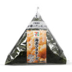 セブンイレブンの手巻おにぎり 海老マヨネーズを比較する。税込価格：232円、カロリー：232kcal、1円あたりカロリー：1.00kcal/円、たんぱく質：4.8g、1円あたりたんぱく質：0.02g/円、脂質：7.5g、炭水化物：37.3g、糖質：35.4g、食物繊維：1.9g、食塩相当量：1.1g。食感の良い海老に魚介の旨みを効かせた出汁醤油とコク深いマヨネーズを絡めた手巻おにぎりです。アレルギー：卵、乳、小麦、えび。