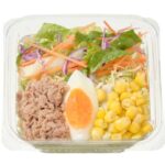 セブンイレブンのツナたまごコーンのサラダを比較する。税込価格：235円、カロリー：60kcal、1円あたりカロリー：0.25kcal/円、たんぱく質：5.2g、1円あたりたんぱく質：0.02g/円、脂質：2.3g、炭水化物：5.5g、糖質：3.5g、食物繊維：2g、食塩相当量：0.4g。様々な野菜にツナ、玉子、コーンを組み合わせた彩りが良く食感を楽しめるサラダです。アレルギー：卵。