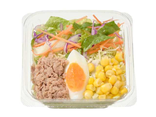 セブンイレブンのツナたまごコーンのサラダを比較する。税込価格：235円、カロリー：60kcal、1円あたりカロリー：0.25kcal/円、たんぱく質：5.2g、1円あたりたんぱく質：0.02g/円、脂質：2.3g、炭水化物：5.5g、糖質：3.5g、食物繊維：2g、食塩相当量：0.4g。様々な野菜にツナ、玉子、コーンを組み合わせた彩りが良く食感を楽しめるサラダです。アレルギー：卵。