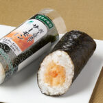 ファミリーマートの手巻寿司 サーモン（青まぜ）。税込価格：268円、カロリー：136kcal、たんぱく質：3.5g、脂質：1.7g、炭水化物：27.1g、食塩相当量：0.8g。人気のサーモンを、醤油や白だし・鮭だしなどで味付けをした旨みのある手巻寿司です。アレルギー：小麦、卵、さけ、大豆。