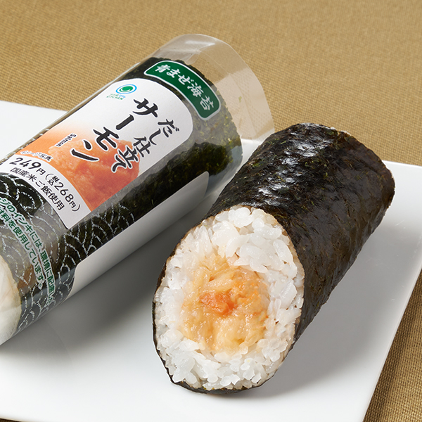 ファミリーマートの手巻寿司 サーモン（青まぜ）。税込価格：268円、カロリー：136kcal、たんぱく質：3.5g、脂質：1.7g、炭水化物：27.1g、食塩相当量：0.8g。人気のサーモンを、醤油や白だし・鮭だしなどで味付けをした旨みのある手巻寿司です。アレルギー：小麦、卵、さけ、大豆。