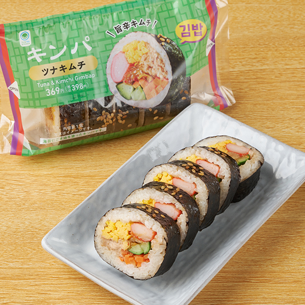 ファミリーマートのキンパ ツナキムチを比較する。税込価格：398円、カロリー：238kcal、1円あたりカロリー：0.60kcal/円、たんぱく質：8.6g、1円あたりたんぱく質：0.02g/円、脂質：6.7g、炭水化物：36.6g、食塩相当量：1.8g。ツナとキムチに、錦糸たまご・人参・カニカマ・きゅうりを組み合わせた彩りと具材感のあるキンパです。アレルギー：えび、かに、小麦、卵、乳成分、ごま、さば、大豆、りんご。