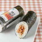 ファミリーマートの手巻寿司 納豆。税込価格：213円、カロリー：179kcal、たんぱく質：5.5g、脂質：2.4g、炭水化物：34.7g、食塩相当量：1.3g。超特選醤油で味付けした、こだわりの納豆を使用した手巻寿司です。アレルギー：小麦、大豆。